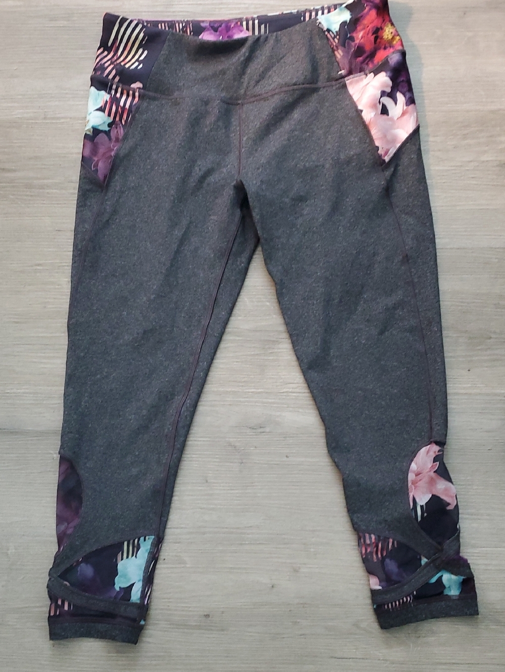 CALIA by Carrie Underwood Gray Capri Leggings with Floral Panels Women's Size L